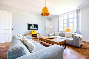 Smart TV, fireplace