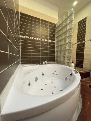 Bathtub, jetted bath, hair dryer, towels - Luxurious apartment 150m2 private garden 3 bedrooms, center historic Cathedral (Reims)