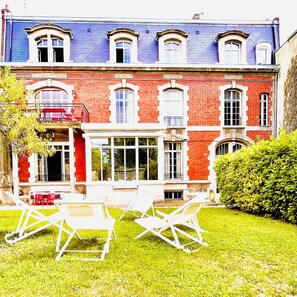 Terrace/patio - Luxurious apartment 150m2 private garden 3 bedrooms, center historic Cathedral (Reims)