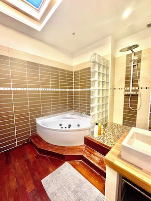 Bathtub, jetted tub, hair dryer, towels