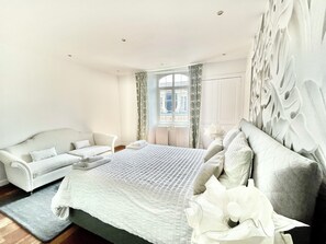 4 bedrooms, desk, iron/ironing board, free WiFi