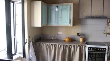 Réfrigérateur, plaque de cuisson, cafetiÚre/bouilloire