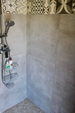 Hair dryer, towels, soap, shampoo - The house in the heart of Provence (Oraison)