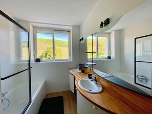 Combined shower/bathtub, hair dryer, soap, shampoo - MAGNIFICENT VIEW HOUSE PARADISIAC IN THE MIDDLE OF VINES OF BOURGOGNE (Rully)