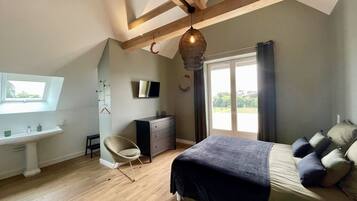 6 slaapkamers, een bureau, een strijkplank/strijkijzer, gratis wifi