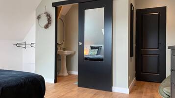 6 habitaciones, escritorio, tabla de planchar con plancha y wifi gratis