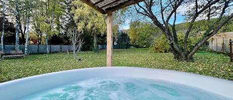 Outdoor spa tub