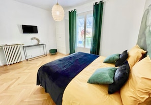 6 bedrooms, desk, iron/ironing board, free WiFi - MAGNIFICENT VIEW HOUSE PARADISIAC IN THE MIDDLE OF VINES OF BOURGOGNE (Rully)