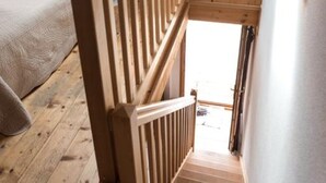 A compact room with a loft bed, a wooden staircase, and a skylight. - Aurore du Lac - Duplex Apartment (1-2 Adults) (Sevrier)