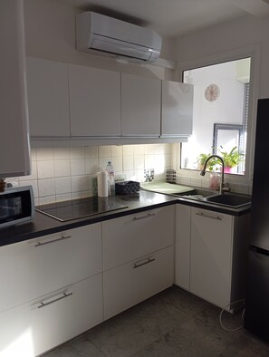 Réfrigérateur, micro-ondes, plaque de cuisson, cafetière/bouilloire