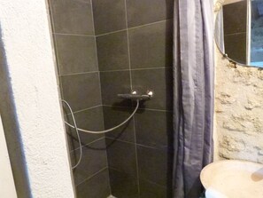 Bathroom - Small semi-detached studio in the middle of the vineyards  (84160 - PUYVERT)