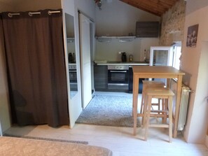 Interior - Small semi-detached studio in the middle of the vineyards  (84160 - PUYVERT)