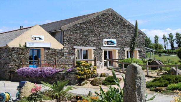 Un bâtiment en pierre avec une enseigne indiquant qu’il s’agit d’un hôtel.