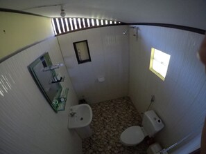 Basic trippelrum | Badrum | Dusch, regndusch, gratis toalettartiklar och bidé