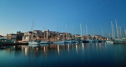T3 climatisĂ© wifi 45mÂČ vue sur le port GRUISSAN 4 pers,resto et plage Ă pied