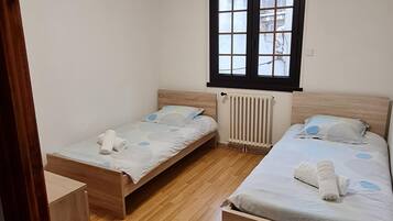 2 slaapkamers, een strijkplank/strijkijzer, reisbedje, gratis wifi