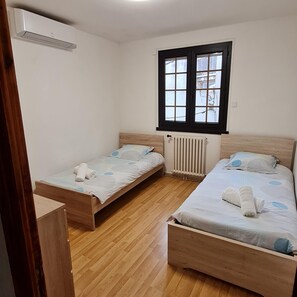 2 chambres, fer et planche à repasser, lit parapluie, Wi-Fi gratuit