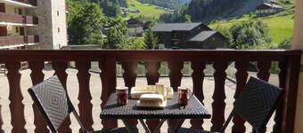 Cozy Mountain Apartment - Sleeps 4, South-Facing, Central Location, Close to Ski Lifts, Pool Access