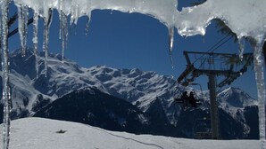 A ski lift with a snowy mountain backdrop. - AT THE MOUNTAIN RENTED APARTMENT 5 PEOPLE THE ROC OF THE WIND (Villard-Sur-Doron)