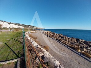 Una spiaggia nelle vicinanze