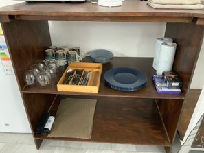 Kühlschrank, Mikrowelle, Herdplatte, Wasserkocher mit Kaffee-/Teezubehör
