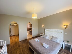 4 sovrum, skrivbord, strykjärn/strykbräda och wi-fi