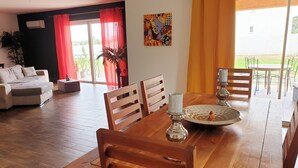 Ein Essbereich mit einem Holztisch, Stühlen und einem dekorativen Kerzenarrangement.