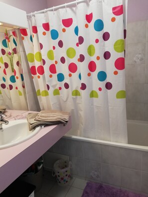 Duschwanne, Haartrockner, Handtücher, Toilettenpapier