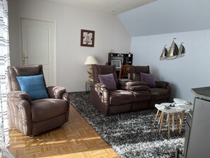 Fernseher, DVD-Player, Bücher, Stereoanlage