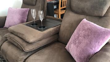 Télévision, lecteur de DVD, livres, chaîne hi-fi