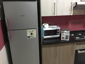 Réfrigérateur, micro-ondes, four, plaque de cuisson