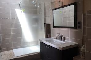 Shower, hair dryer, towels, soap - "Suite Beau Séjour" in historic village near the sea and Montpellier (Pignan)