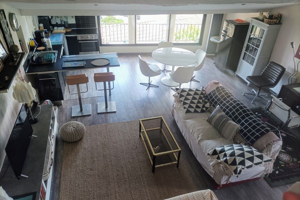 Télévision, livres, espaces bureaux