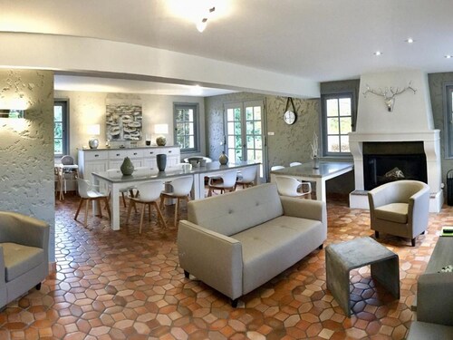 Villa spacieuse et élégante avec grand parc arboré, spa et équipements pour 14 personnes