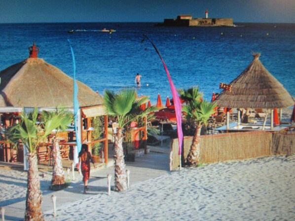 En la playa y toallas de playa 