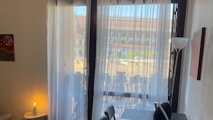 Interior - Amayah -Facing the Marseilles train station (Marseille)