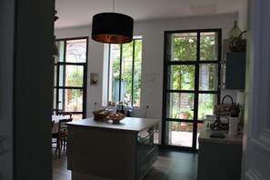 Coffee/tea maker, fridge, microwave, oven