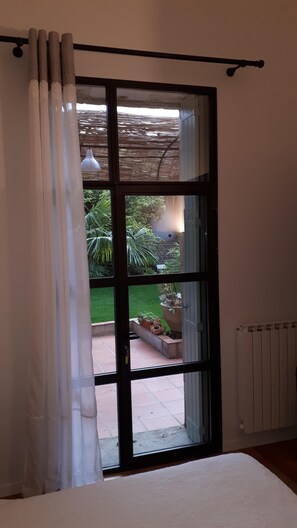 7 bedrooms, iron/ironing board, WiFi (free), bed sheets