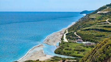 Pantai di sekitar, handuk pantai, dan bar pantai