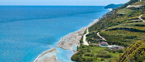 Una spiaggia nelle vicinanze, teli da spiaggia, un bar sulla spiaggia