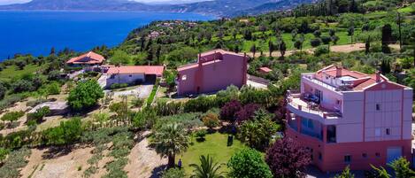 Luxury Villa | Terrace/patio