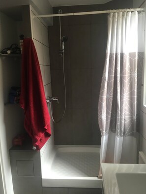 Haartrockner, Handtücher, Seife, Shampoo