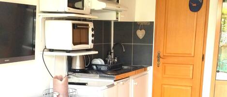 Jääkaappi, mikroaaltouuni, uuni, liesi