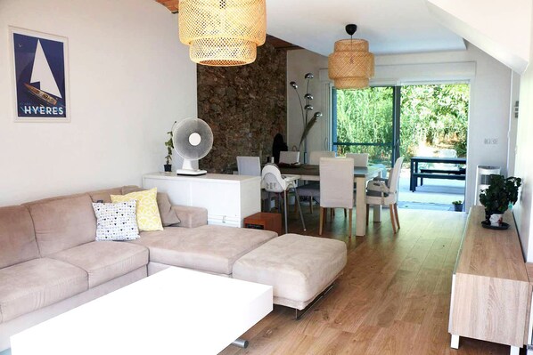 Télévision, chaîne hi-fi