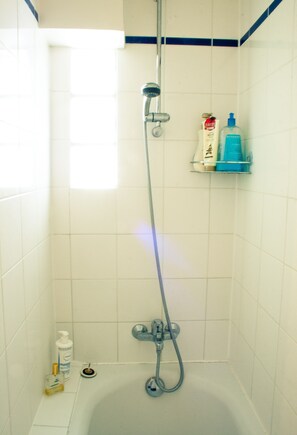 Bathtub, hair dryer, towels, soap - Studio in the heart of Paris (Paris)