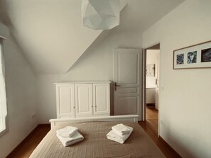 2 bedrooms, iron/ironing board, travel cot, free WiFi