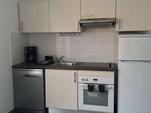Frigorífico, microondas, horno y placa de cocina