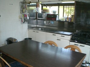 Traditional Room (Japanese Style, For 6 Guests) | Dapur kecil peribadi | Pembancuh kopi/teh 