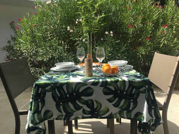 Outdoor dining - Comfortable cottage for 2 in Bergerac in Dordogne, Périgord; (Bergerac)