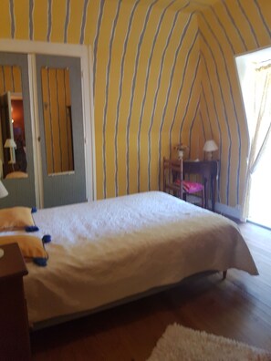 2 bedrooms, iron/ironing board, free WiFi - CHAMBRE D' HÔTE Domaine de la Vigne SAIGNES15240, 300 metres from all amenities (SAIGNES)